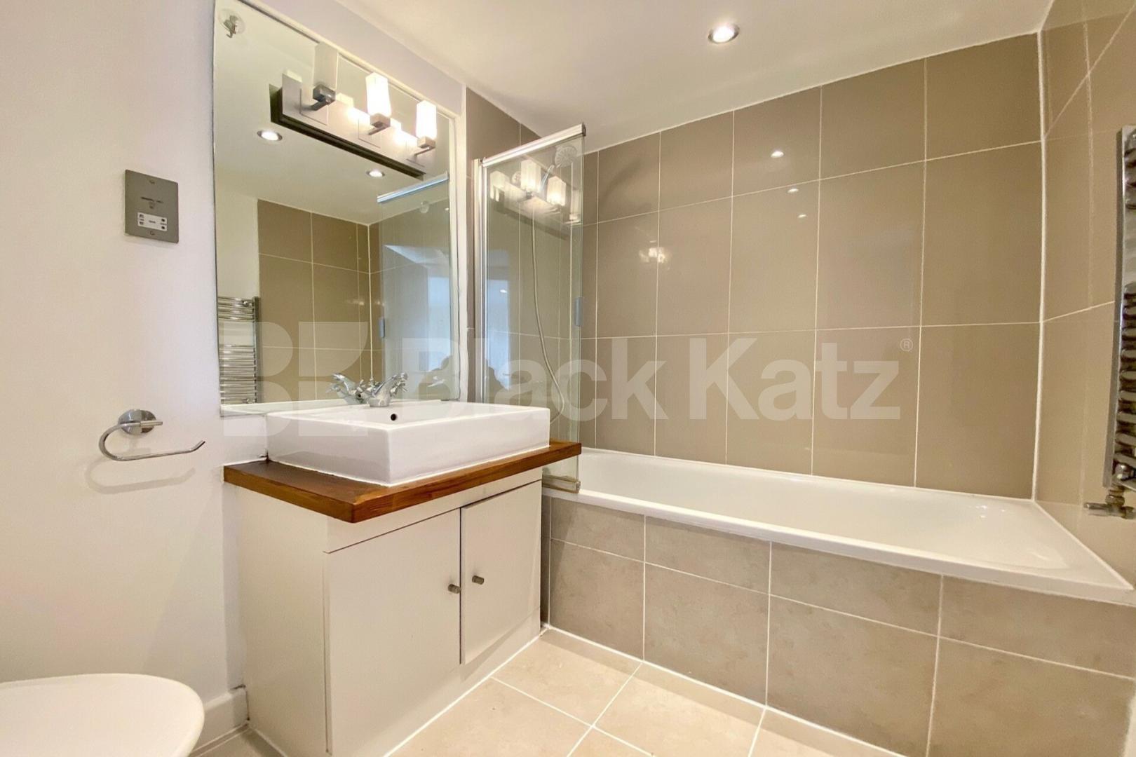 split level property with 2 bathrooms, terrace and large study/guest room Chapel Market, Angel